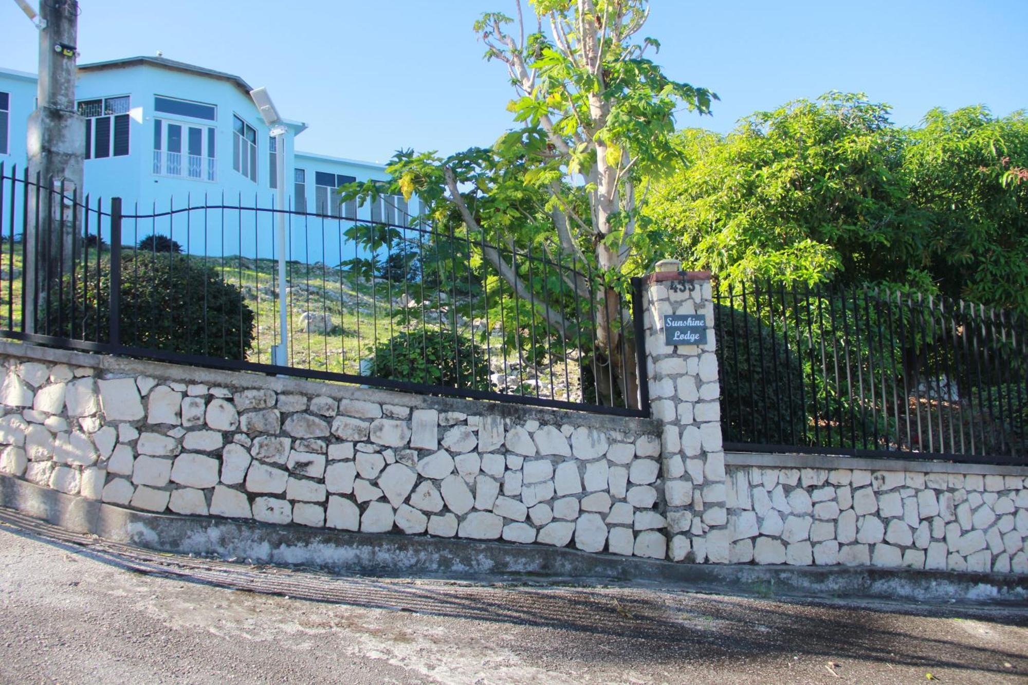 Sunshine Lodge: Your Home Away From Home Montego Bay Zewnętrze zdjęcie