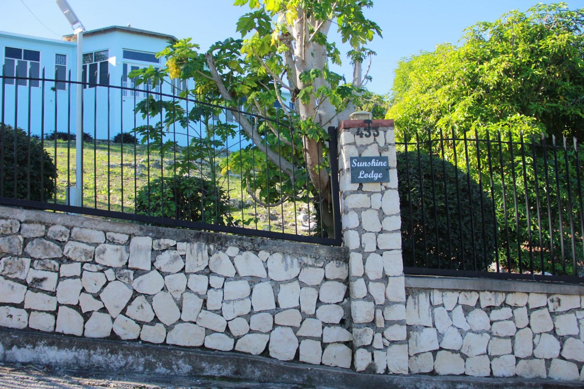 Sunshine Lodge: Your Home Away From Home Montego Bay Zewnętrze zdjęcie